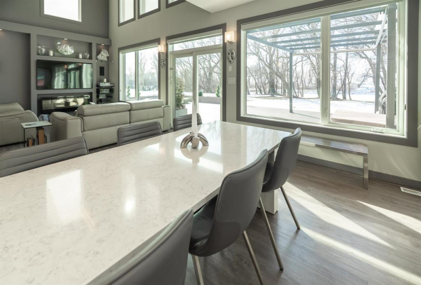 The dining table is built in!