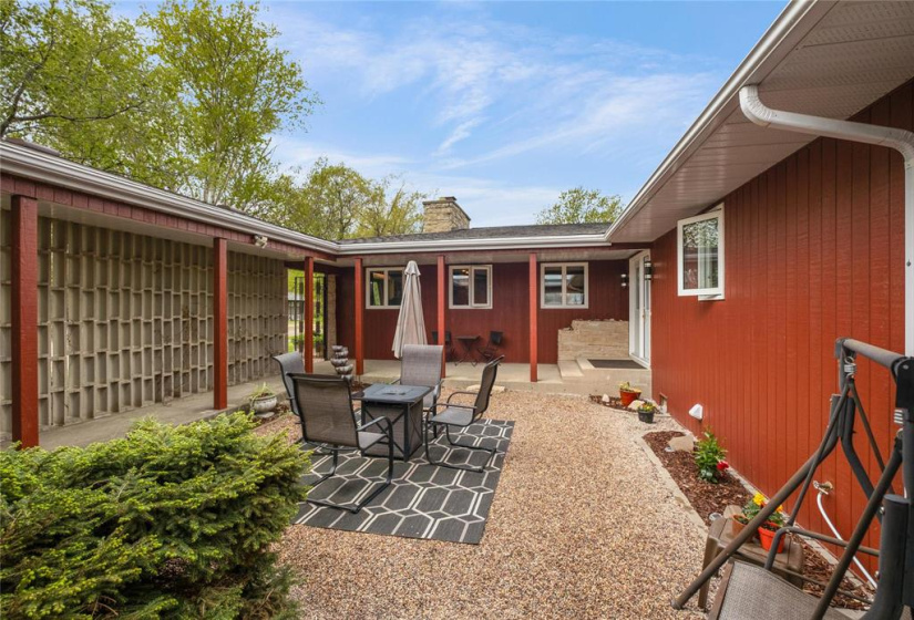 453 Sarah, 4 Bedrooms Bedrooms, 16 Rooms Rooms,3 BathroomsBathrooms,Residential,For Sale,Sarah