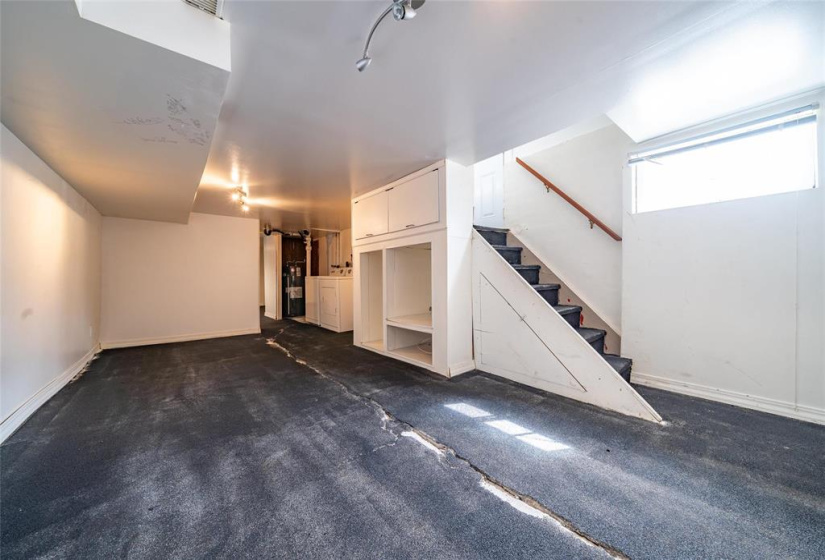 Full basement with rubber membrane floors.