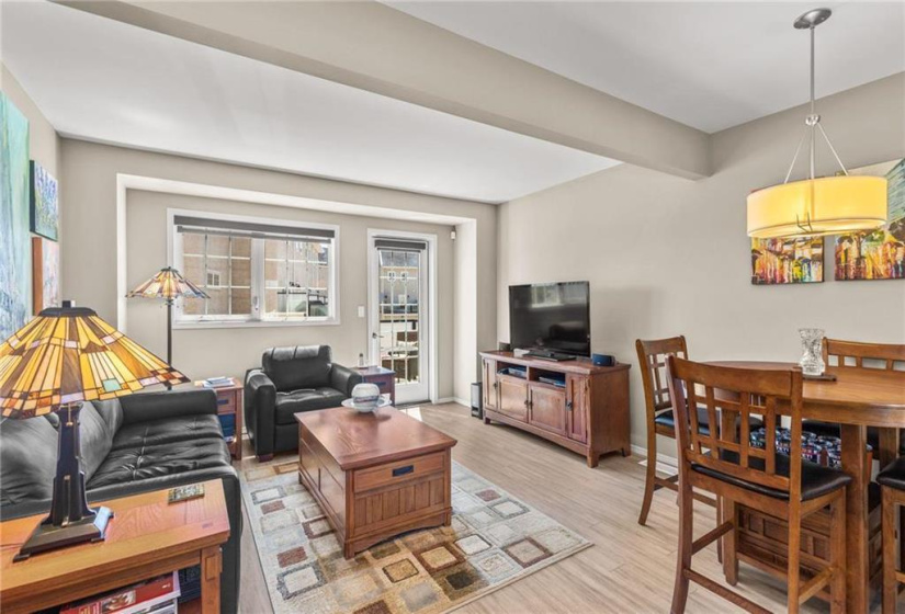 20 Ancaster, 2 Bedrooms Bedrooms, 8 Rooms Rooms,1 BathroomBathrooms,Condominium,For Sale,Ancaster