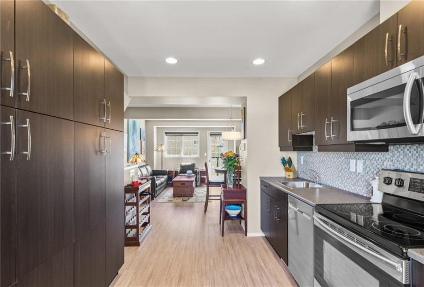 20 Ancaster, 2 Bedrooms Bedrooms, 8 Rooms Rooms,1 BathroomBathrooms,Condominium,For Sale,Ancaster
