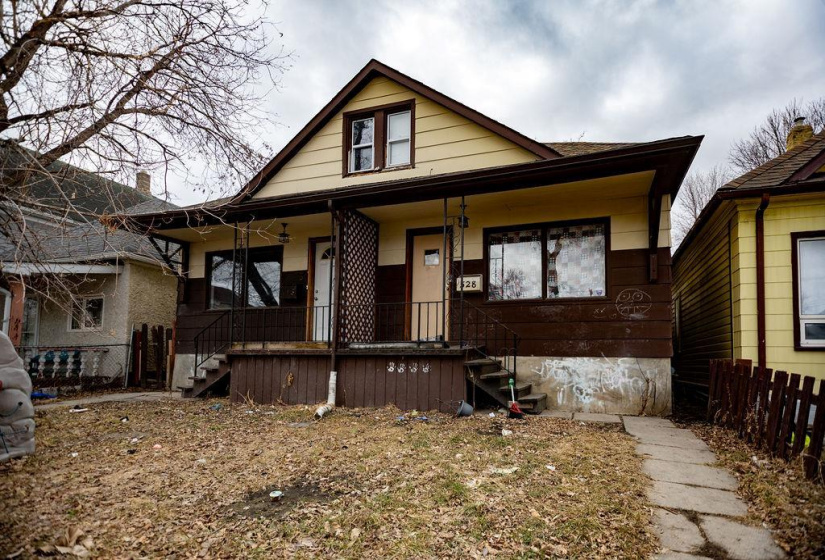 526 Simcoe, 7 Bedrooms Bedrooms, 18 Rooms Rooms,2 BathroomsBathrooms,Residential,For Sale,Simcoe