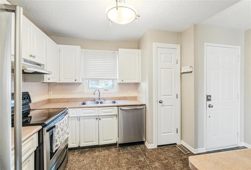 73 Apple, 3 Bedrooms Bedrooms, 9 Rooms Rooms,1 BathroomBathrooms,Condominium,For Sale,Apple