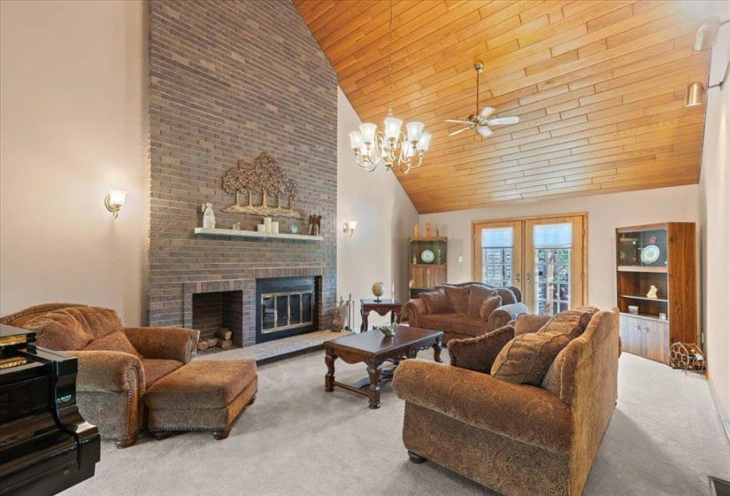 633 Sioux, 5 Bedrooms Bedrooms, 15 Rooms Rooms,3 BathroomsBathrooms,Residential,For Sale,Sioux