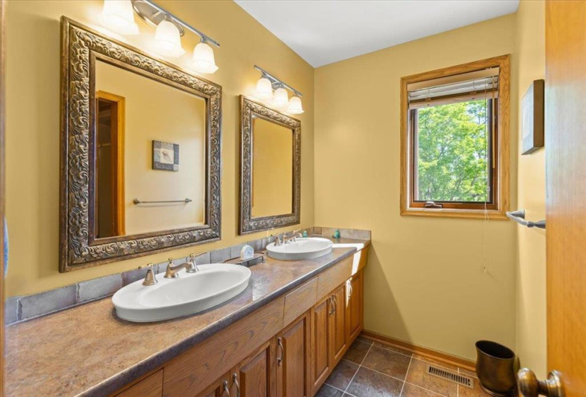 633 Sioux, 5 Bedrooms Bedrooms, 15 Rooms Rooms,3 BathroomsBathrooms,Residential,For Sale,Sioux