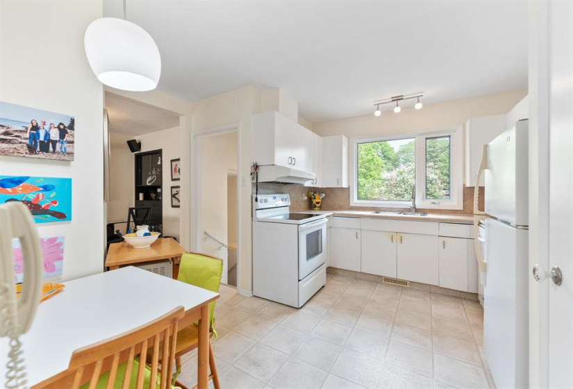 610 Lindsay, 3 Bedrooms Bedrooms, 11 Rooms Rooms,2 BathroomsBathrooms,Residential,For Sale,Lindsay