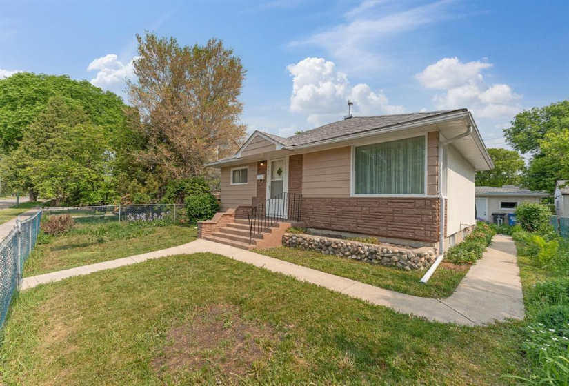723 Harbison, 2 Bedrooms Bedrooms, 5 Rooms Rooms,1 BathroomBathrooms,Residential,For Sale,Harbison