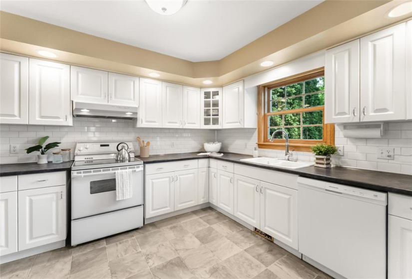 520 St Jean Baptiste, 4 Bedrooms Bedrooms, 15 Rooms Rooms,3 BathroomsBathrooms,Residential,For Sale,St Jean Baptiste