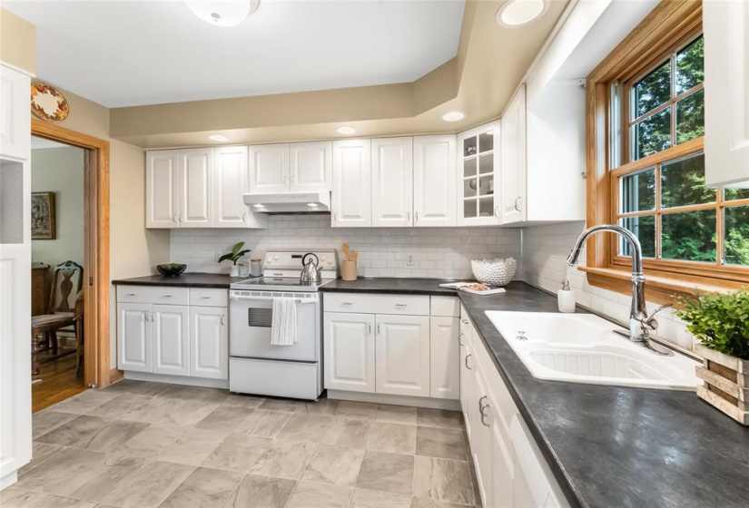 520 St Jean Baptiste, 4 Bedrooms Bedrooms, 15 Rooms Rooms,3 BathroomsBathrooms,Residential,For Sale,St Jean Baptiste