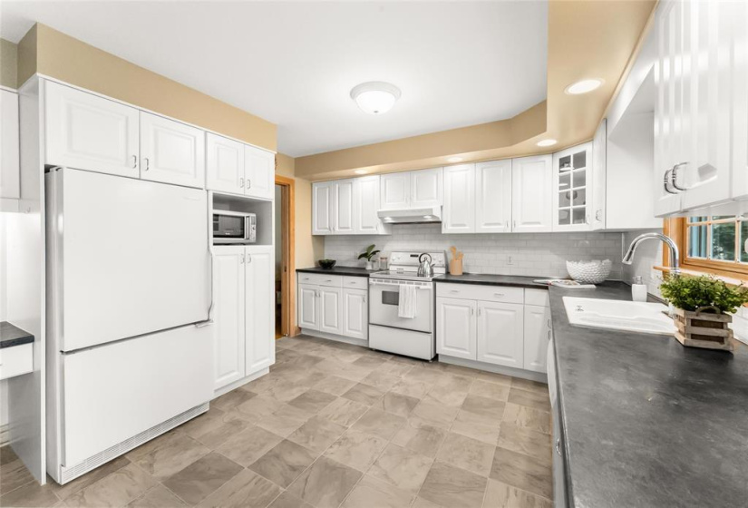 520 St Jean Baptiste, 4 Bedrooms Bedrooms, 15 Rooms Rooms,3 BathroomsBathrooms,Residential,For Sale,St Jean Baptiste
