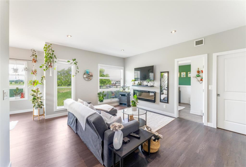 1124 Dawson, 2 Bedrooms Bedrooms, 7 Rooms Rooms,2 BathroomsBathrooms,Condominium,For Sale,Dawson