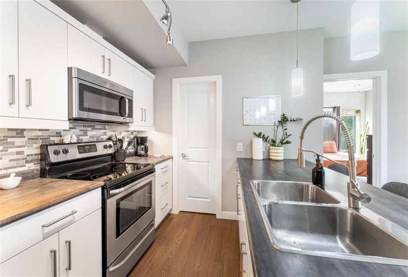 1124 Dawson, 2 Bedrooms Bedrooms, 7 Rooms Rooms,2 BathroomsBathrooms,Condominium,For Sale,Dawson