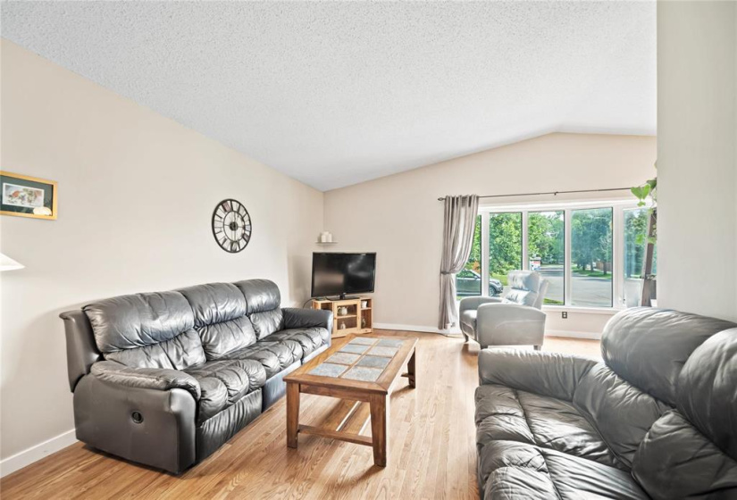 222 Charbonneau, 4 Bedrooms Bedrooms, 11 Rooms Rooms,2 BathroomsBathrooms,Residential,For Sale,Charbonneau