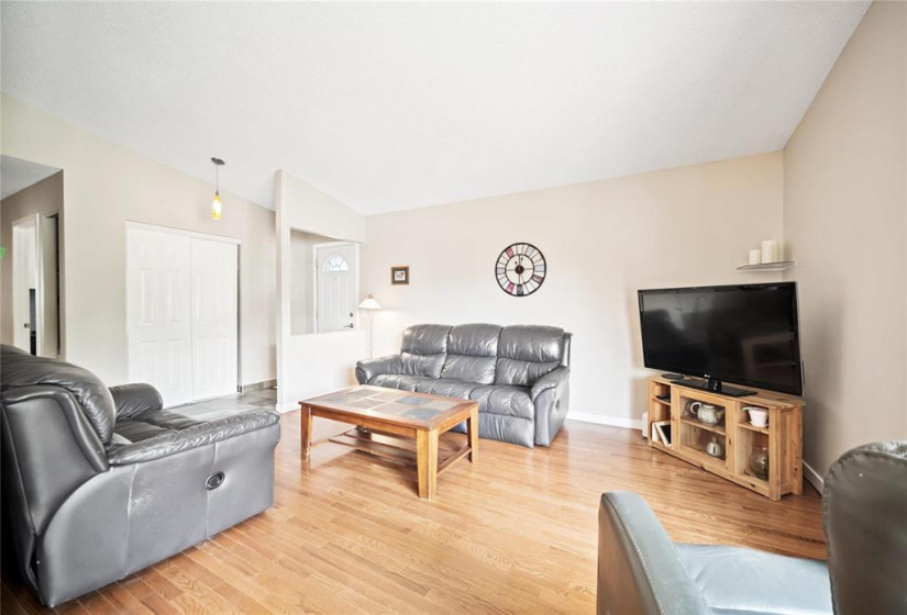 222 Charbonneau, 4 Bedrooms Bedrooms, 11 Rooms Rooms,2 BathroomsBathrooms,Residential,For Sale,Charbonneau
