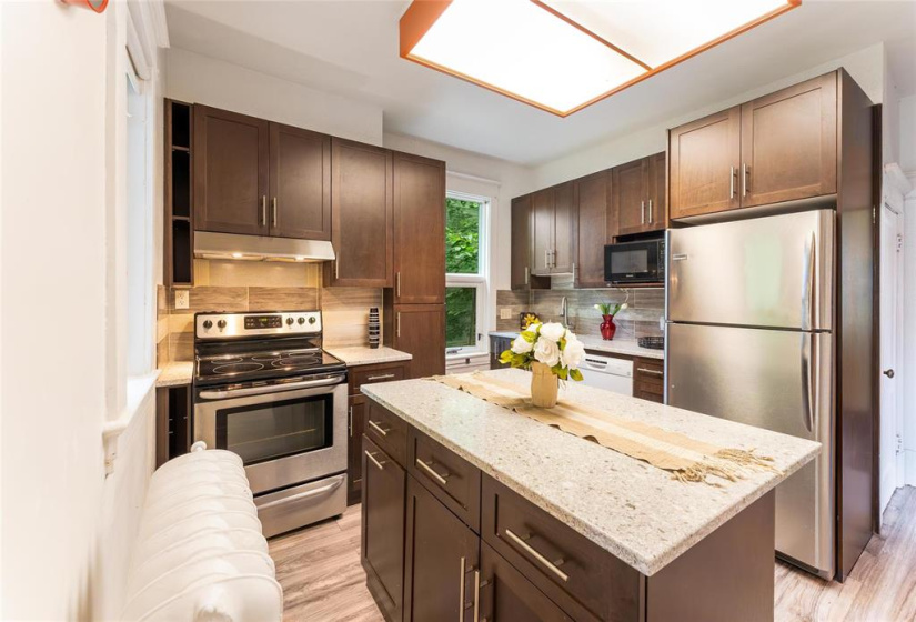 Kitchen with moveable island
