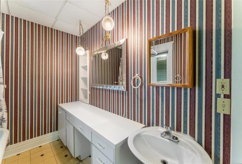 Full bath on 2nd floor