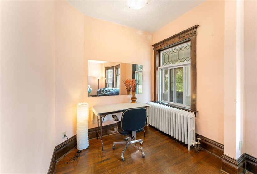 Potencial office space adjacent to living room