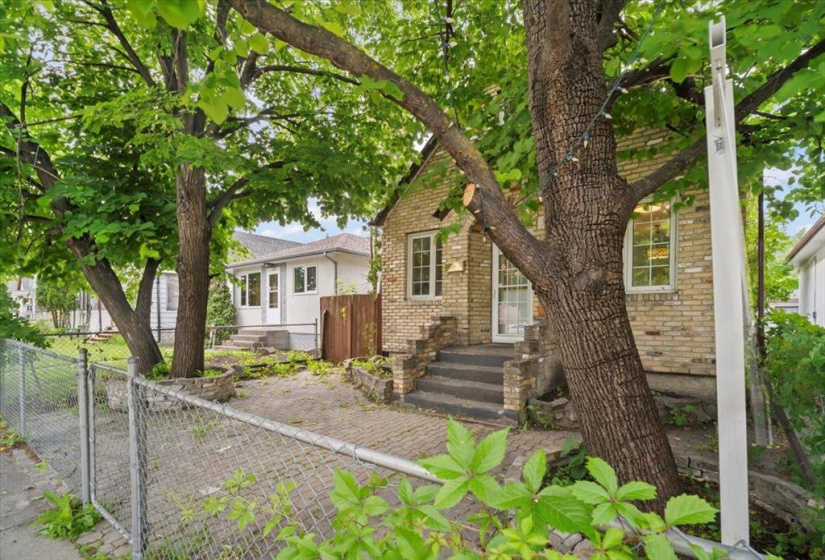 812 McCalman, 3 Bedrooms Bedrooms, 11 Rooms Rooms,1 BathroomBathrooms,Residential,For Sale,McCalman