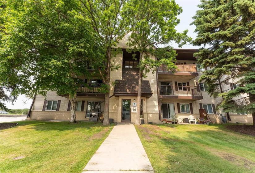 650 Kenaston, 2 Bedrooms Bedrooms, 6 Rooms Rooms,1 BathroomBathrooms,Condominium,For Sale,Kenaston