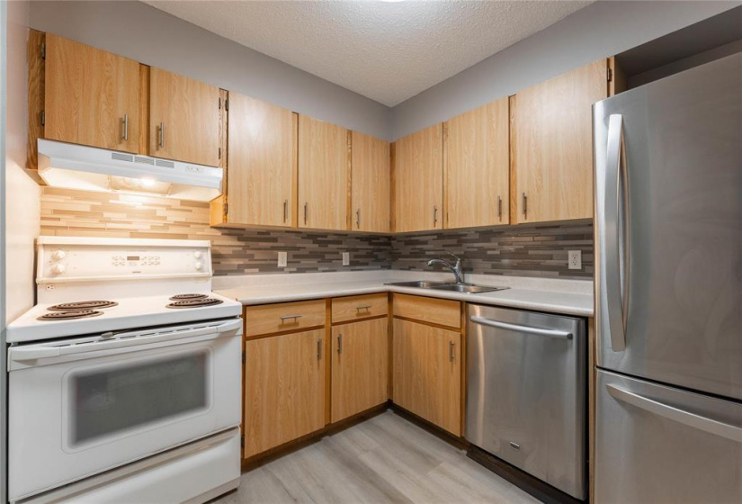 650 Kenaston, 2 Bedrooms Bedrooms, 6 Rooms Rooms,1 BathroomBathrooms,Condominium,For Sale,Kenaston