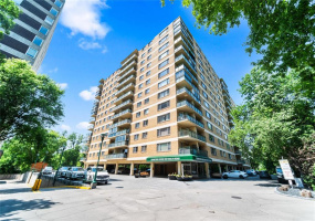 300 Roslyn, 2 Bedrooms Bedrooms, 6 Rooms Rooms,1 BathroomBathrooms,Condominium,For Sale,Roslyn