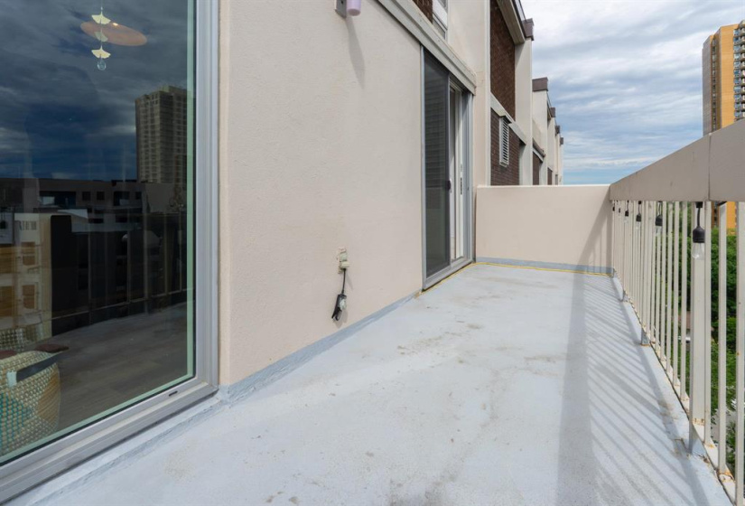 Balcony wraps around 2 sides