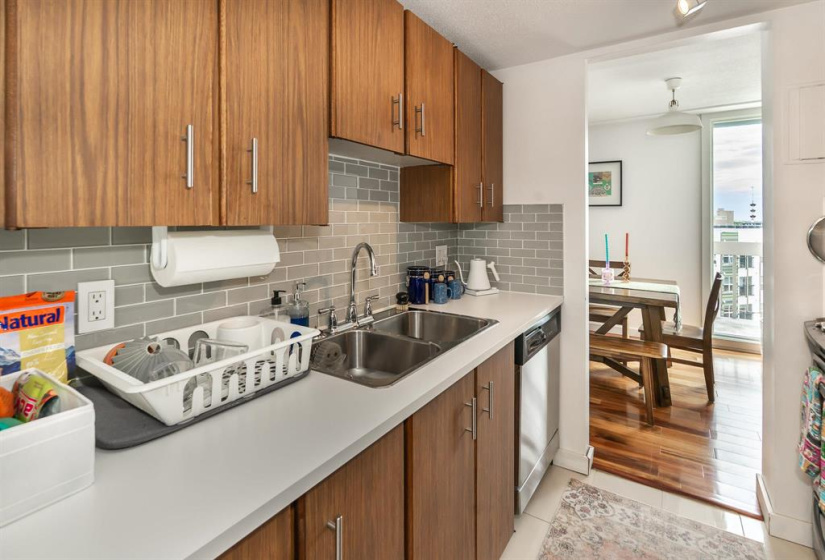 Double sink with dishwasher, tiled backsplash