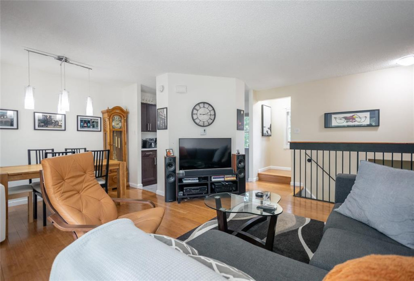 610 Kenaston, 2 Bedrooms Bedrooms, 10 Rooms Rooms,1 BathroomBathrooms,Condominium,For Sale,Kenaston