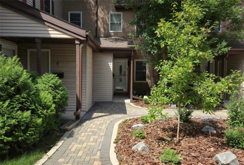 610 Kenaston, 2 Bedrooms Bedrooms, 10 Rooms Rooms,1 BathroomBathrooms,Condominium,For Sale,Kenaston