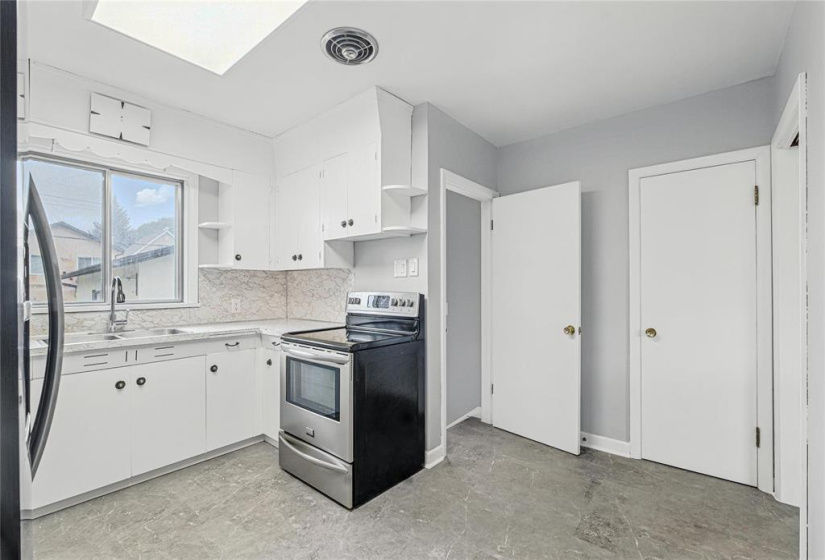 182 Hartford, 4 Bedrooms Bedrooms, 10 Rooms Rooms,1 BathroomBathrooms,Residential,For Sale,Hartford