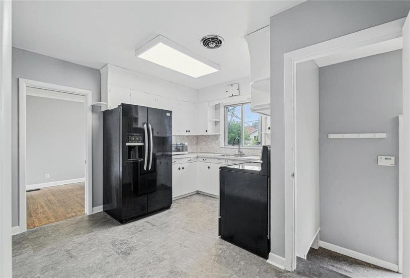 182 Hartford, 4 Bedrooms Bedrooms, 10 Rooms Rooms,1 BathroomBathrooms,Residential,For Sale,Hartford