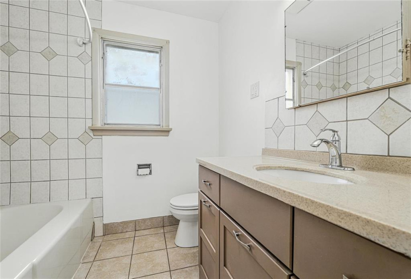 182 Hartford, 4 Bedrooms Bedrooms, 10 Rooms Rooms,1 BathroomBathrooms,Residential,For Sale,Hartford