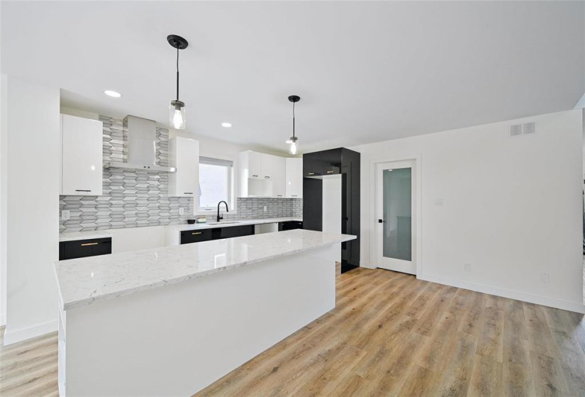 24 Willow, 4 Bedrooms Bedrooms, 11 Rooms Rooms,3 BathroomsBathrooms,Residential,For Sale,Willow