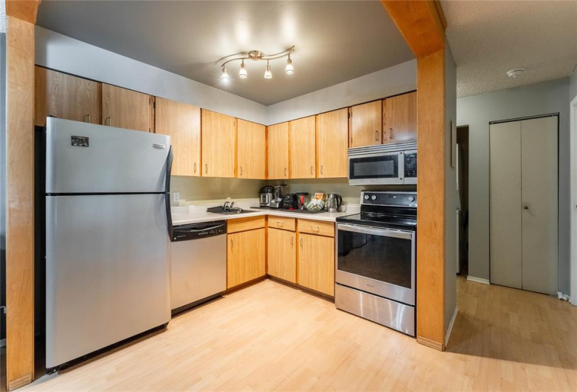 1048 Bairdmore, 2 Bedrooms Bedrooms, 5 Rooms Rooms,Condominium,For Sale,Bairdmore