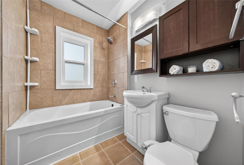 1080 Fleet, 2 Bedrooms Bedrooms, 7 Rooms Rooms,1 BathroomBathrooms,Residential,For Sale,Fleet