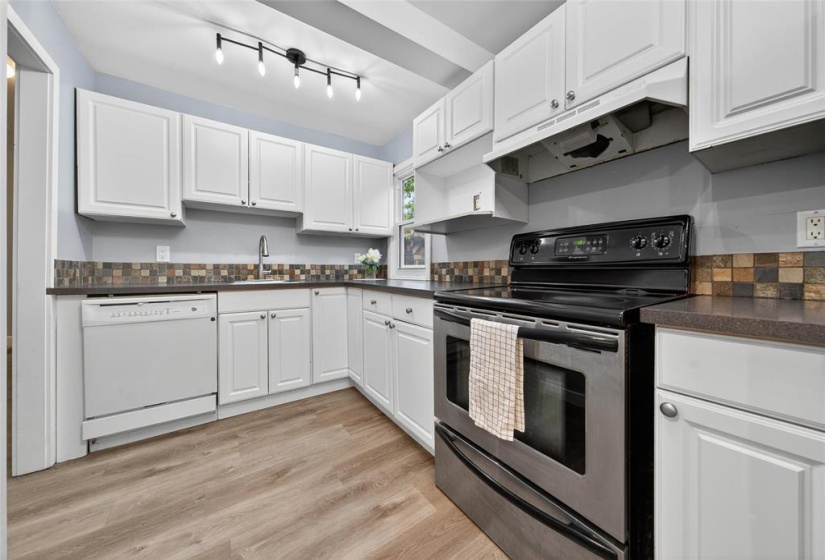 1080 Fleet, 2 Bedrooms Bedrooms, 7 Rooms Rooms,1 BathroomBathrooms,Residential,For Sale,Fleet