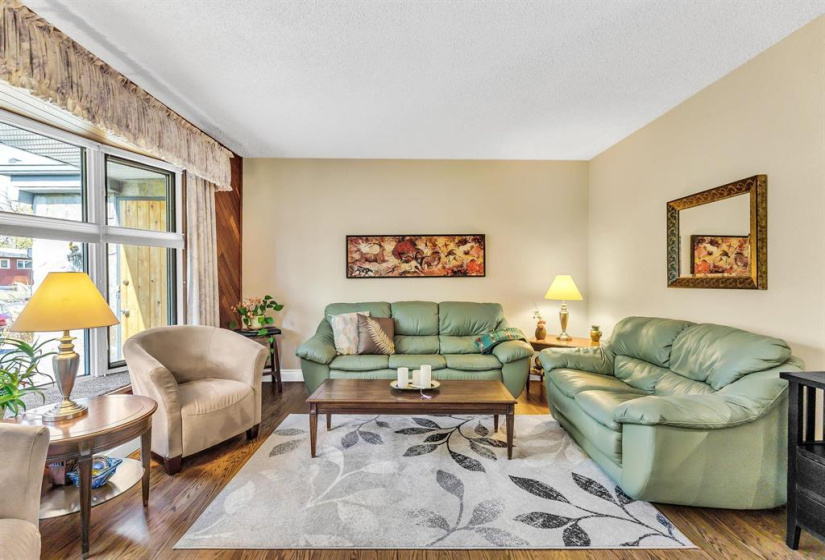 26 Iroquois, 4 Bedrooms Bedrooms, 13 Rooms Rooms,2 BathroomsBathrooms,Residential,For Sale,Iroquois