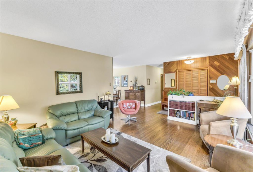 26 Iroquois, 4 Bedrooms Bedrooms, 13 Rooms Rooms,2 BathroomsBathrooms,Residential,For Sale,Iroquois