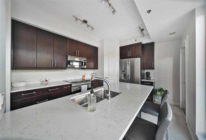84 Snow, 2 Bedrooms Bedrooms, 9 Rooms Rooms,2 BathroomsBathrooms,Condominium,For Sale,Snow