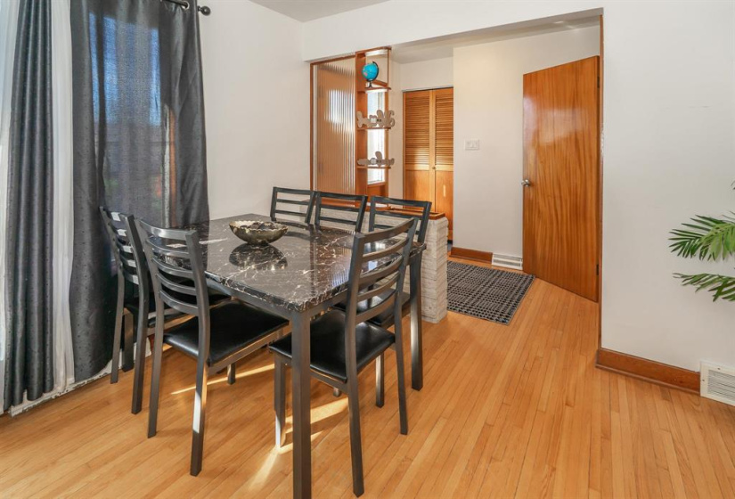 835 Simpson, 4 Bedrooms Bedrooms, 9 Rooms Rooms,1 BathroomBathrooms,Residential,For Sale,Simpson