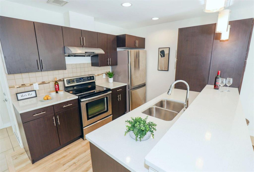 64 Barnes, 3 Bedrooms Bedrooms, 9 Rooms Rooms,2 BathroomsBathrooms,Condominium,For Sale,Barnes