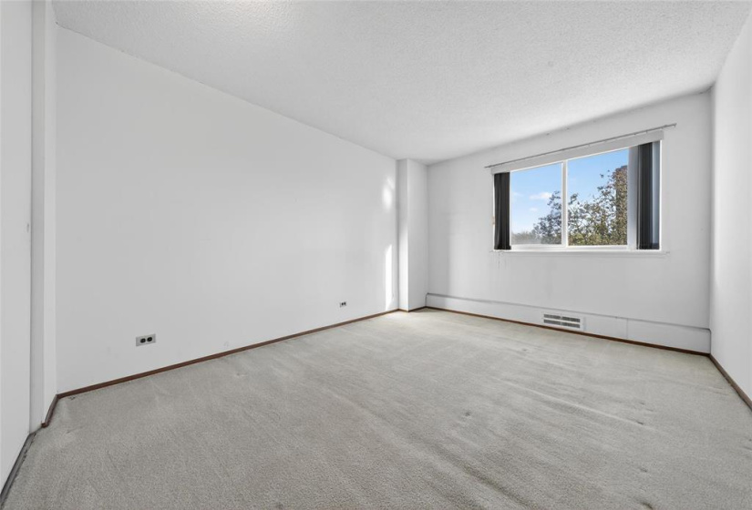 300 Roslyn, 2 Bedrooms Bedrooms, 6 Rooms Rooms,1 BathroomBathrooms,Condominium,For Sale,Roslyn