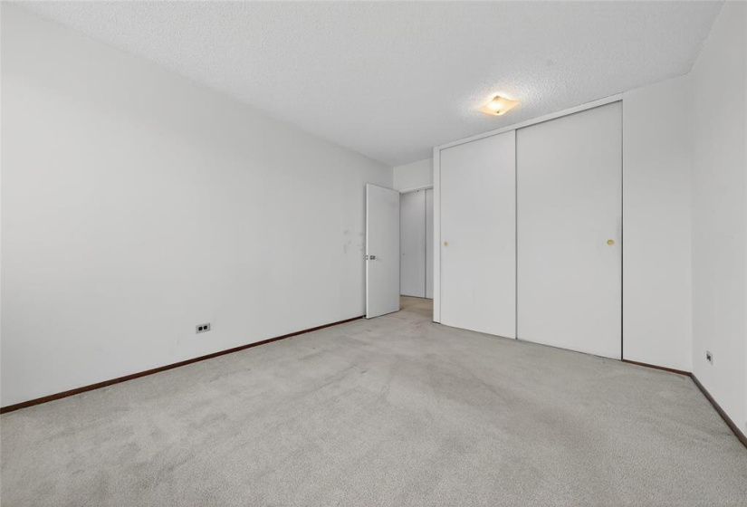 300 Roslyn, 2 Bedrooms Bedrooms, 6 Rooms Rooms,1 BathroomBathrooms,Condominium,For Sale,Roslyn