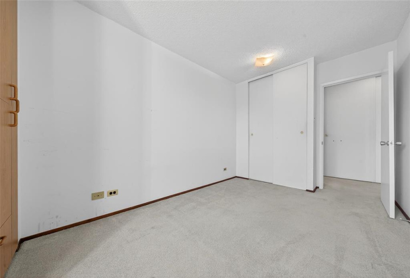 300 Roslyn, 2 Bedrooms Bedrooms, 6 Rooms Rooms,1 BathroomBathrooms,Condominium,For Sale,Roslyn