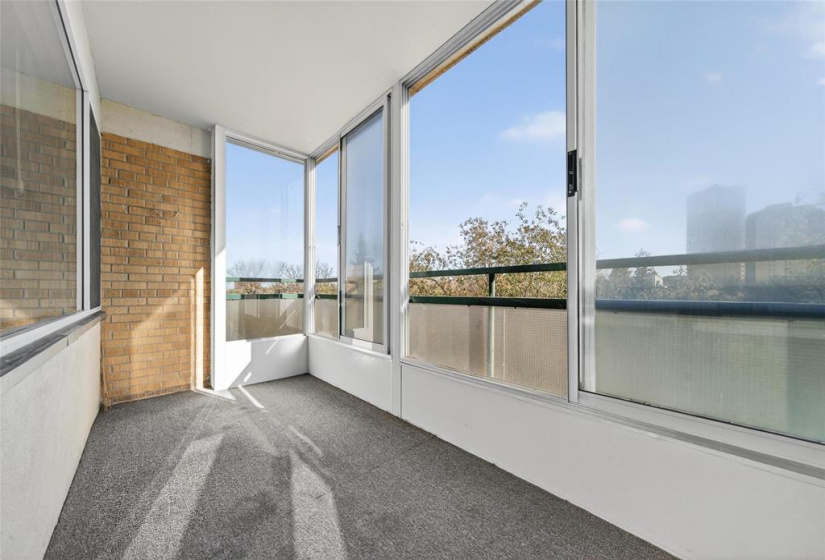 300 Roslyn, 2 Bedrooms Bedrooms, 6 Rooms Rooms,1 BathroomBathrooms,Condominium,For Sale,Roslyn