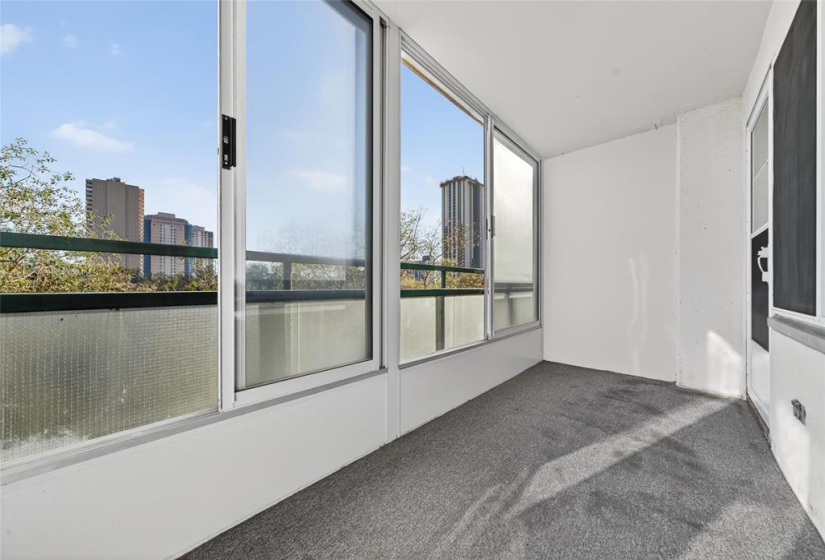 300 Roslyn, 2 Bedrooms Bedrooms, 6 Rooms Rooms,1 BathroomBathrooms,Condominium,For Sale,Roslyn