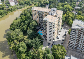 300 Roslyn, 2 Bedrooms Bedrooms, 6 Rooms Rooms,1 BathroomBathrooms,Condominium,For Sale,Roslyn