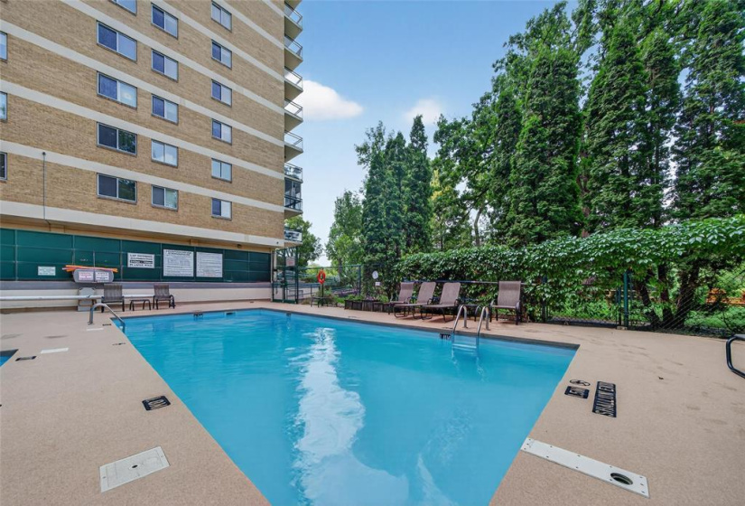 300 Roslyn, 2 Bedrooms Bedrooms, 6 Rooms Rooms,1 BathroomBathrooms,Condominium,For Sale,Roslyn