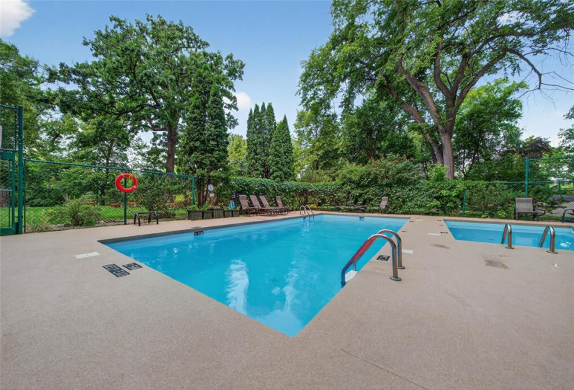 300 Roslyn, 2 Bedrooms Bedrooms, 6 Rooms Rooms,1 BathroomBathrooms,Condominium,For Sale,Roslyn