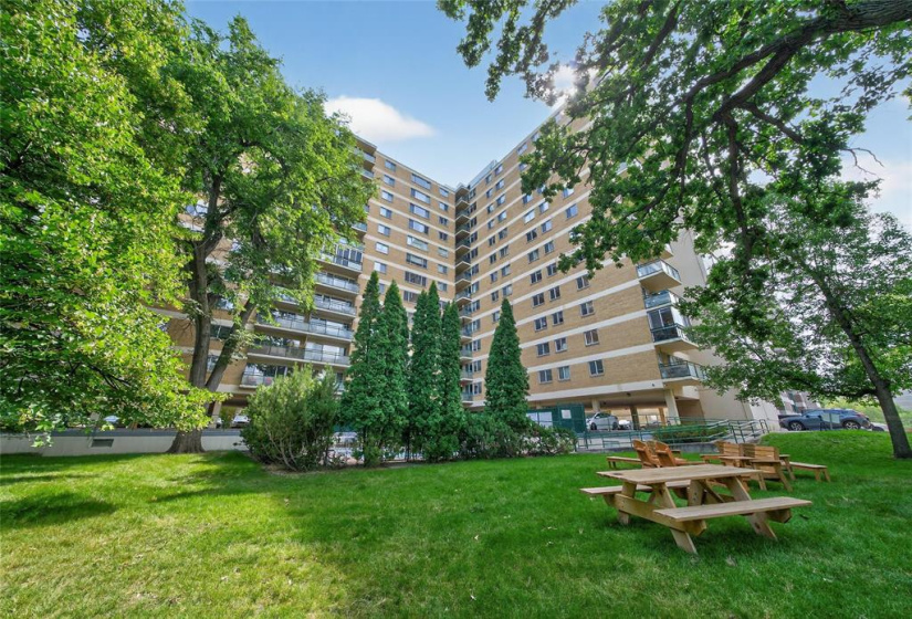 300 Roslyn, 2 Bedrooms Bedrooms, 6 Rooms Rooms,1 BathroomBathrooms,Condominium,For Sale,Roslyn